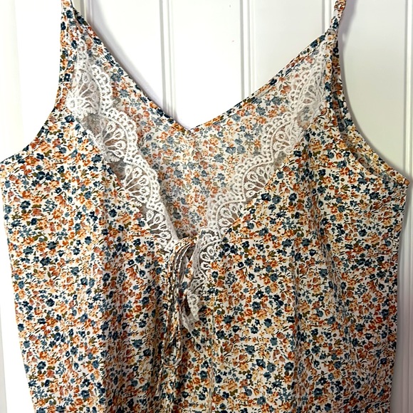 Cute flowered tank with lace and tie in back - Picture 2 of 4